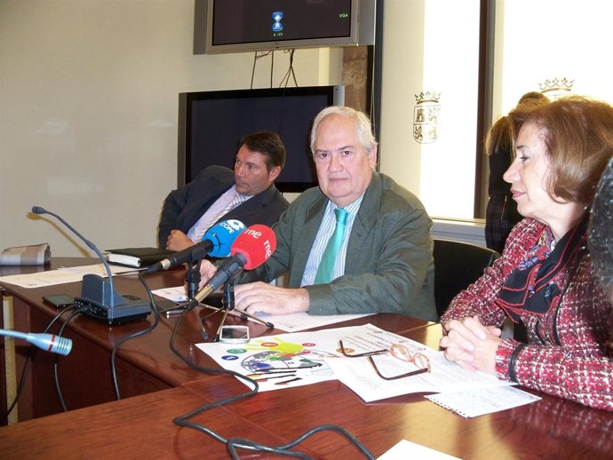 Guillermo García, (centro) durante la presentación de una gala 