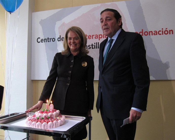 La directora gerente del Centro de Hemodonación junto al consejero de Sanidad