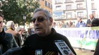 Una treintena de personas protestan en Toledo por "la legalización de fechorías" que se está acometiendo contra el Tajo