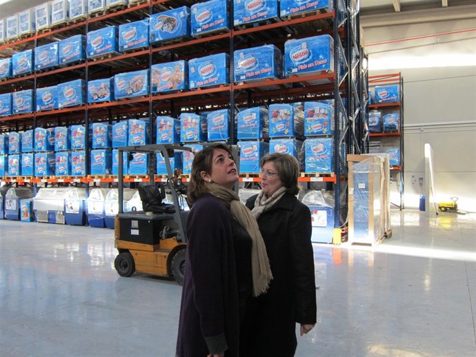 Cortés (Izda.) junto a la delegada de Fomento en Córdoba durante la visita