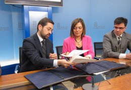 Eduardo Álvarez y Milagros Marcos firman ante la presencia de Alejandro Salgado