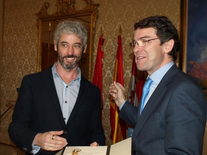 Martín Navarro recoge el premio de manos de Fernández Mañueco