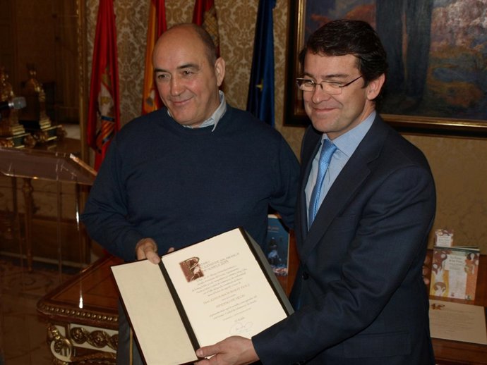 Juan Ramón Barat (izquierda) recoge el premio      