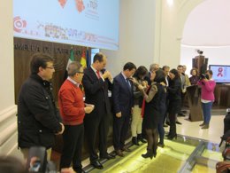 Colocación de lazos rojos en el Parlamento con motivo del Día contra el SIDA