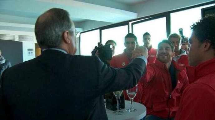 Florentino Pérez saluda a Sergio Ramos