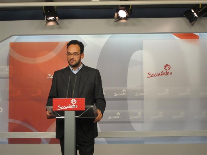 Antonio Hernando, en rueda de prensa en la sede del PSOE en Ferraz