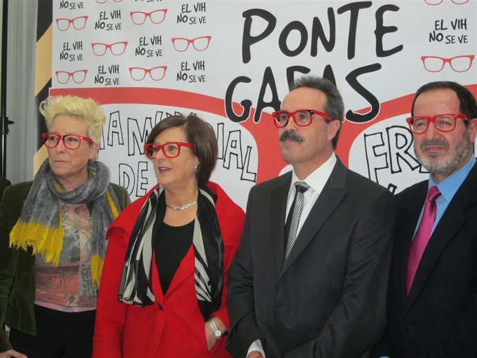 La consejera de Salud participa en la campaña 'Ponte gafas. El Sida no se ve'