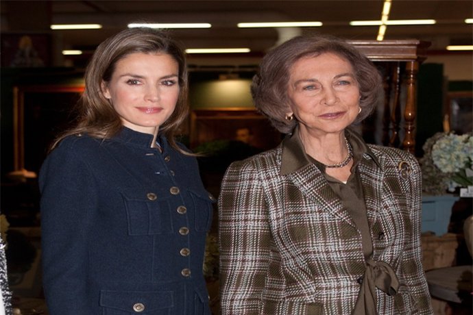 Leticia y la Reina en el rastrillo 