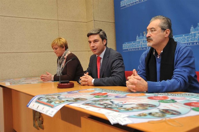 Lorite (centro) durante la presentación