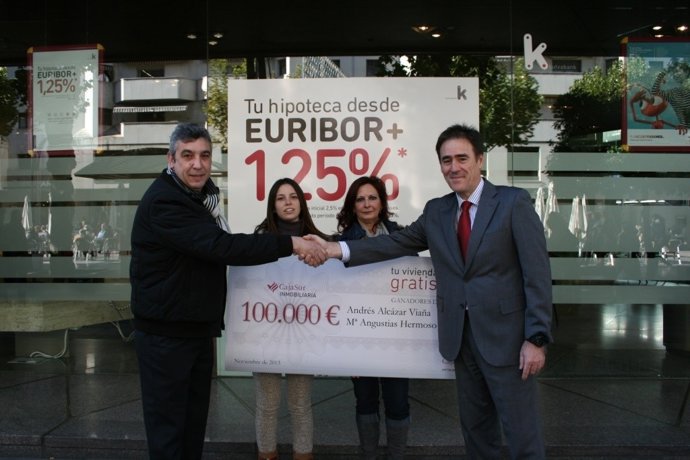 Premiados y responsables de CajaSur en la entrega del cheque regalo