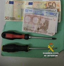 El dinero y los efectos requisados por la Guardia Civil