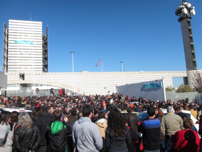 Concentración ante las puertas del centro de RTVV en Burjassot 