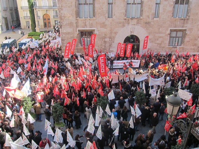 Concentración ante la Generalitat por los impagos a la atención a mayores