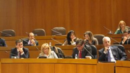 Arturo Aliaga, junto a otros consejeros