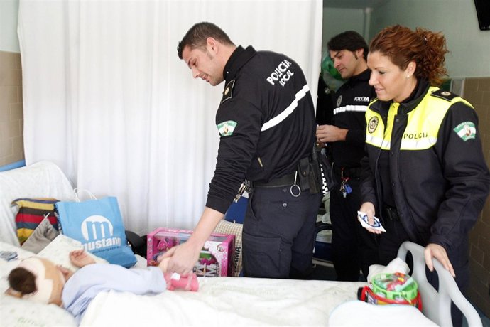 Policías locales en un hospital infantil