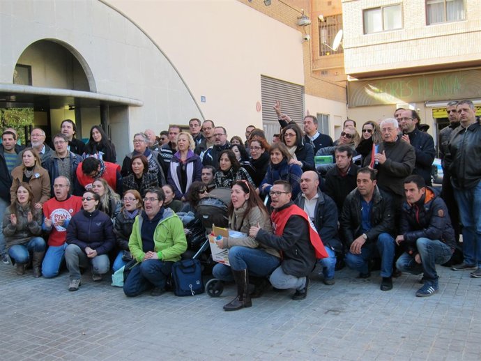 Trabajadores de Nou Ràdio tras abandonar la sede