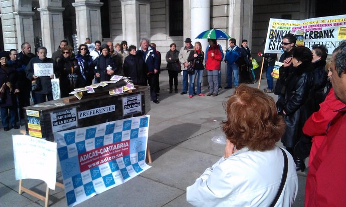 Protesta de los afectados por las preferentes  en Santander