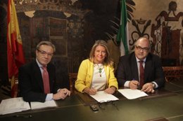 Angeles Muñoz y Carlos del Campo, representante de la LFP