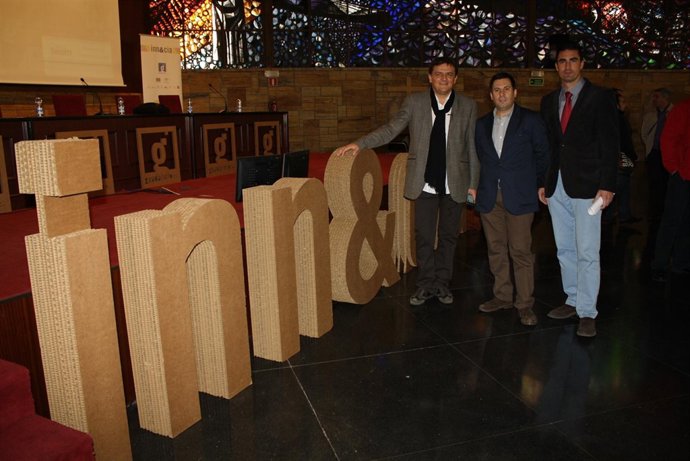 Expósito (centro) en el acto en Rabanales