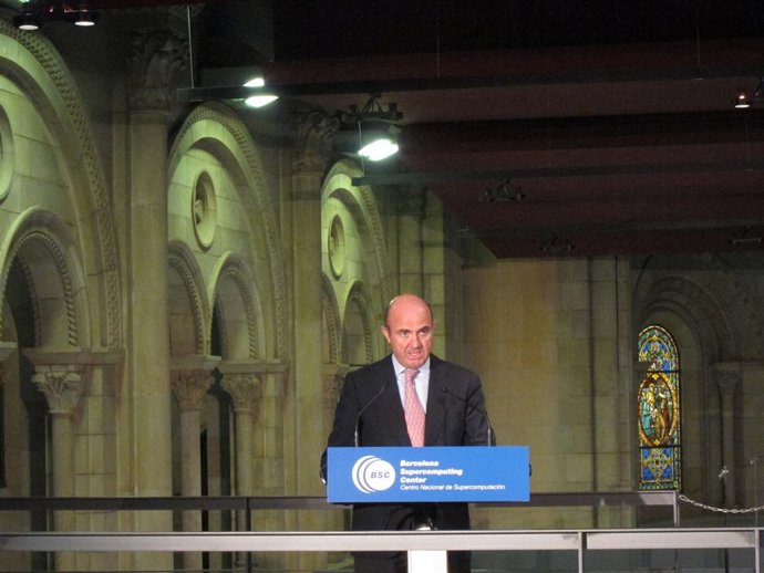 El ministro Luis De Guindos en una visita al Barcelona Supercomputing Center