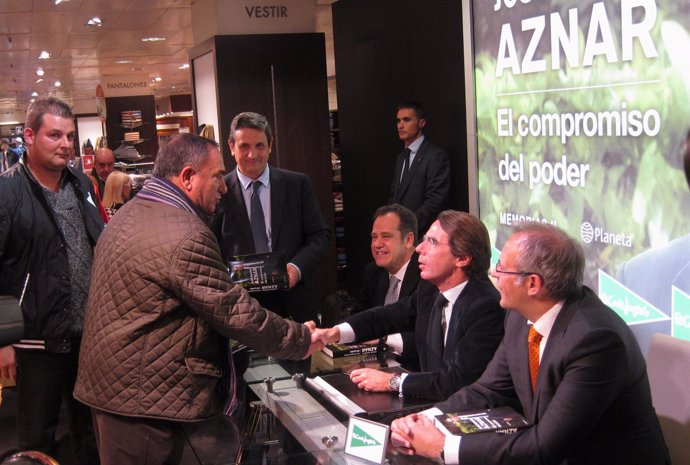 José María Aznar estrecha la mano de uno de sus lectores