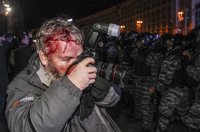 La Policía antidisturbios carga contra la acampada proeuropea de Kiev