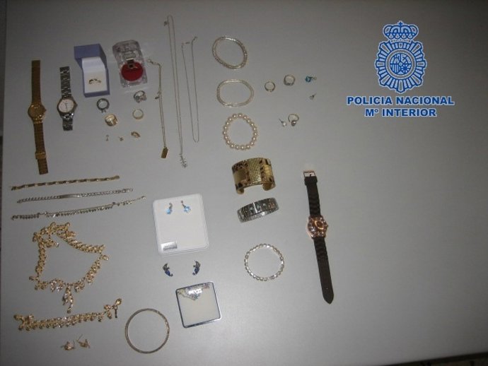 Algunas de las joyas y demás efectos recuperados por la Policía en Valencia