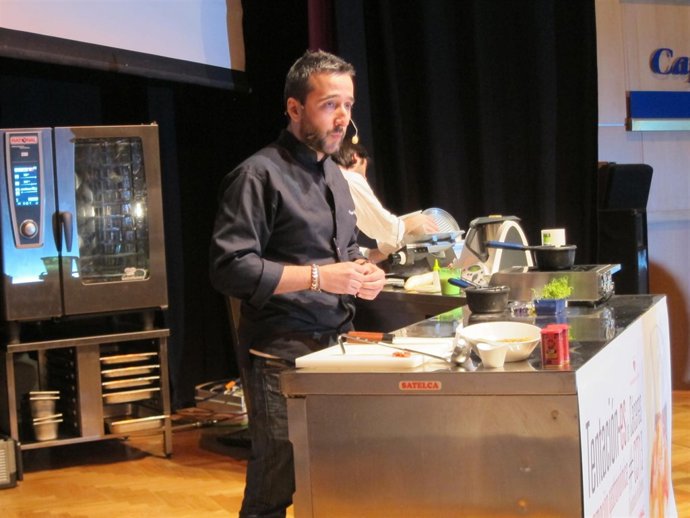 El Chef Diego Guerrero, Cocinando Ante El Público De Cáceres