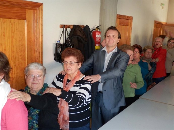 García Ferrer con ancianos en Guadalajara