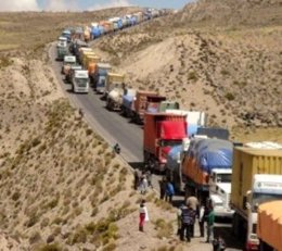 Vehículos bolivianos esperando a cruzar la frontera hacia Chile