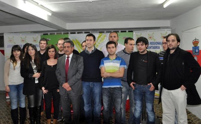 Revilla con la nueva Ejecutiva de Juventudes Regionalistas