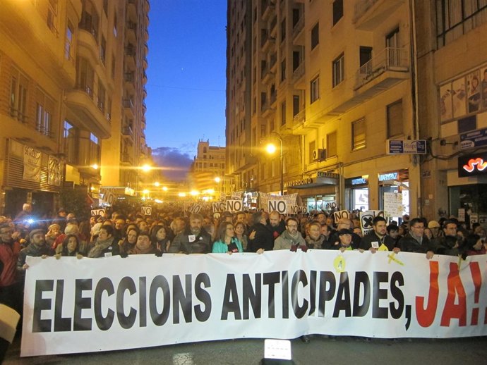 Cabecera de la manifestación contra el cierre de RTVV en Valencia