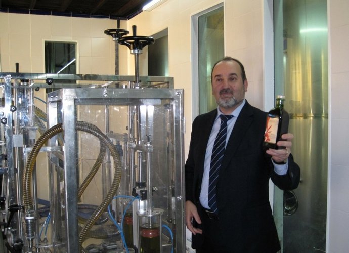 Ortiz Bono muestra una botella de aceite de oliva ecológico 