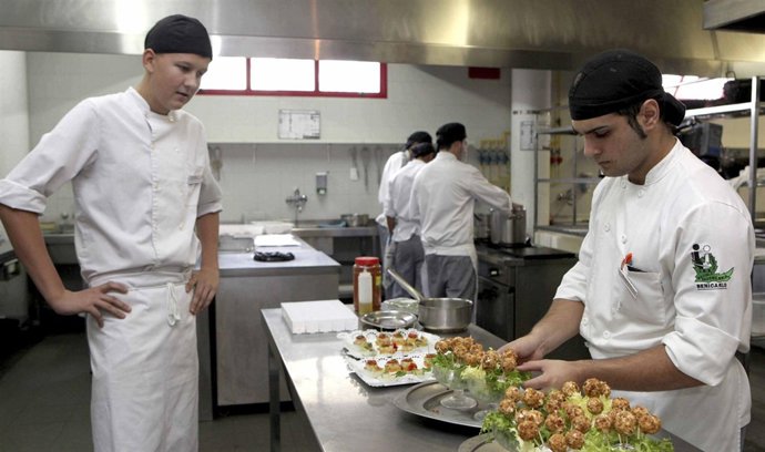 Alumnos de la rama de cocina en un taller escuela 