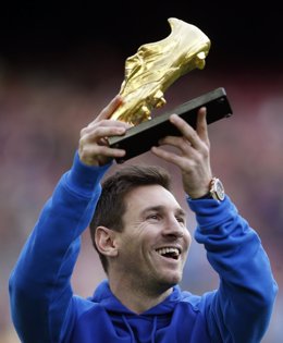 Lionel Messi ofrece la Bota de Oro al Camp Nou