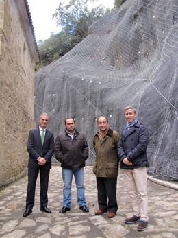 El consejero visita las obras del talud del Monasterio de Santo Toribio