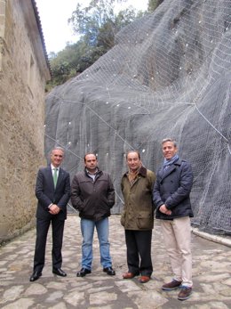 El consejero visita las obras del talud del Monasterio de Santo Toribio