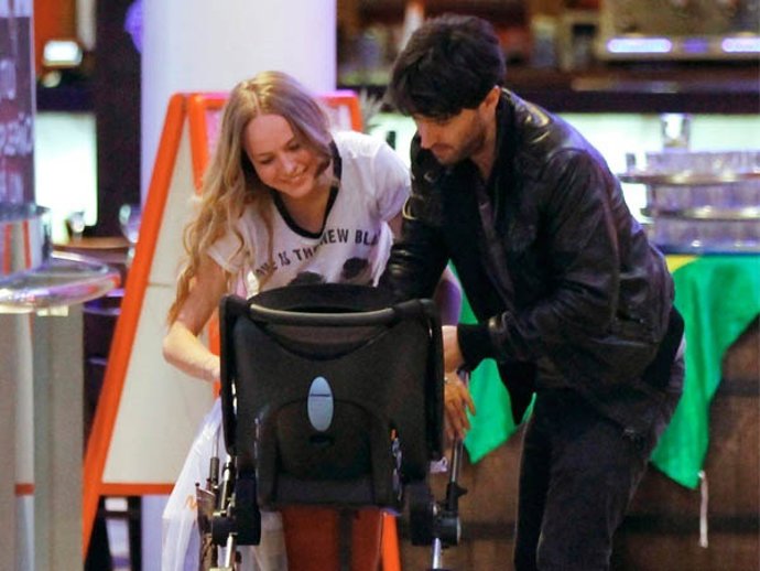 Esmeralda Moya y Carlos García intercambian a Bastían en un centro comercial