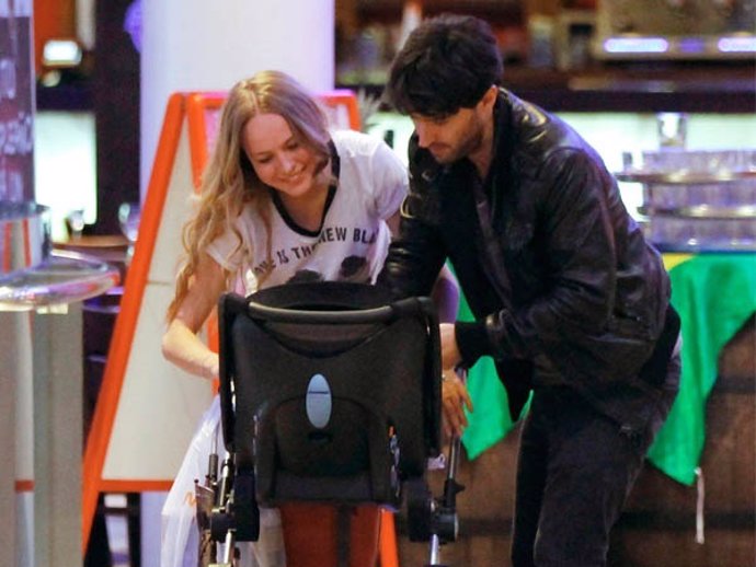 Esmeralda Moya y Carlos García intercambian a Bastían en un centro comercial
