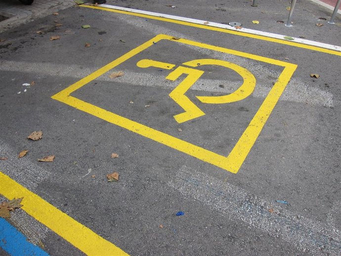 Aparcamiento para minusválidos, accesibilidad, movilidad en silla de ruedas