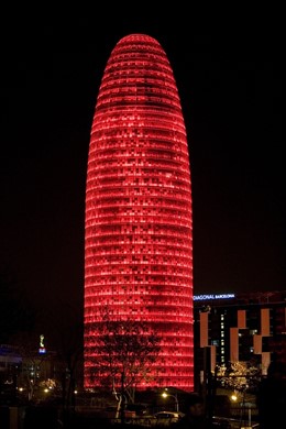 La Torre Agbar se ilumina de rojo