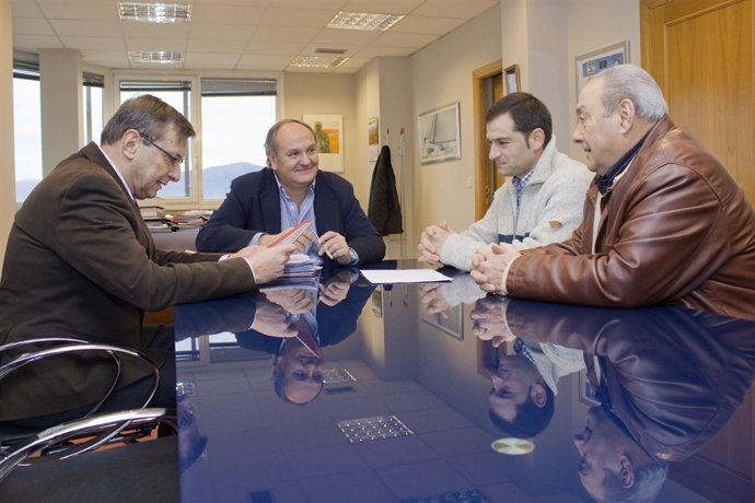 El consejero de Medio Ambiente con el alcalde de Solórzano