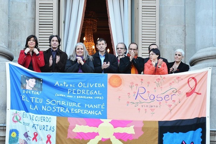 Despliegue del Tapiz Memorial del Sida en el balcón del Ayuntamiento