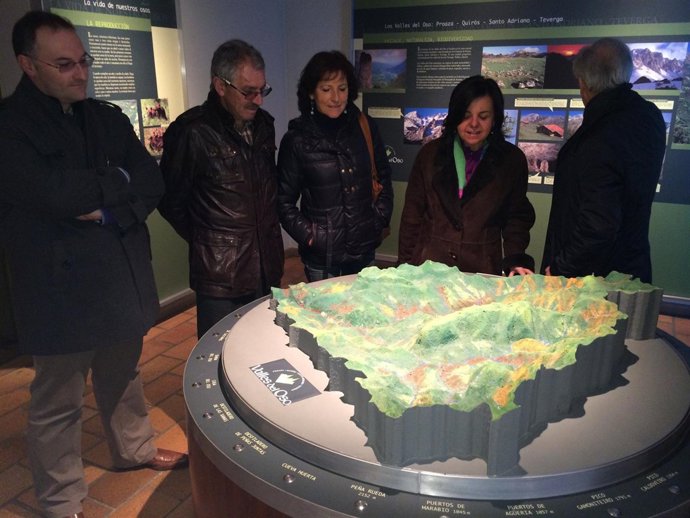 Álvarez, segunda por la derecha, en su visita a la Casa del Oso, en Proaza. 