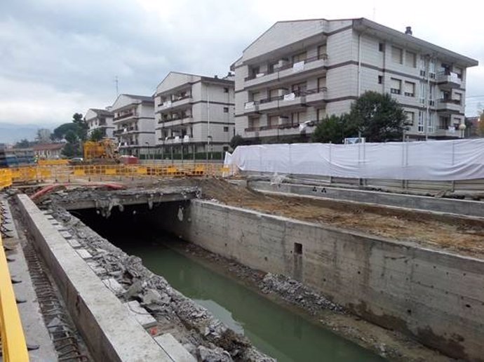 Puente de acceso al metro de Gobela