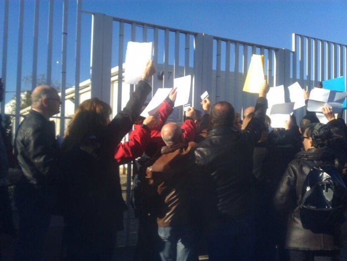 Trabajadores de RTVV se presentan en la sede de Burjassot