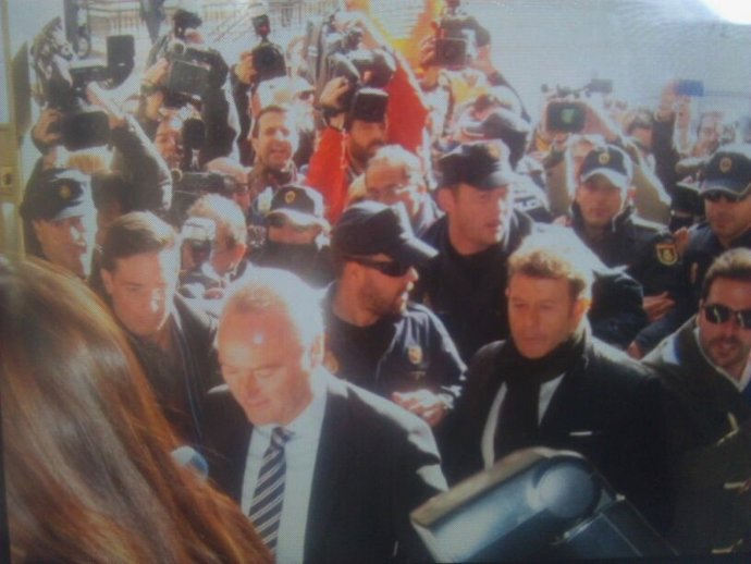 Trabajadores de RTVV reciben a Fabra al grito de 'dimisión' en Fundación Bancaja