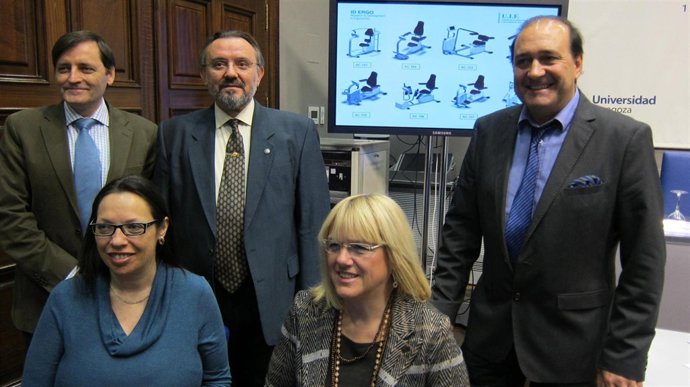 Presentación de unos nuevos aparatos de ejercicio físico para personas mayores