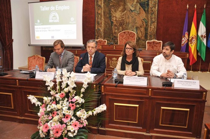 Fuentes y Gómez (centro) entre el gerente del Consorcio y el director del taller