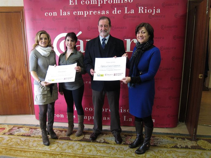 Montes y Lacarra entregan los diplomas a los dos mejores comercios